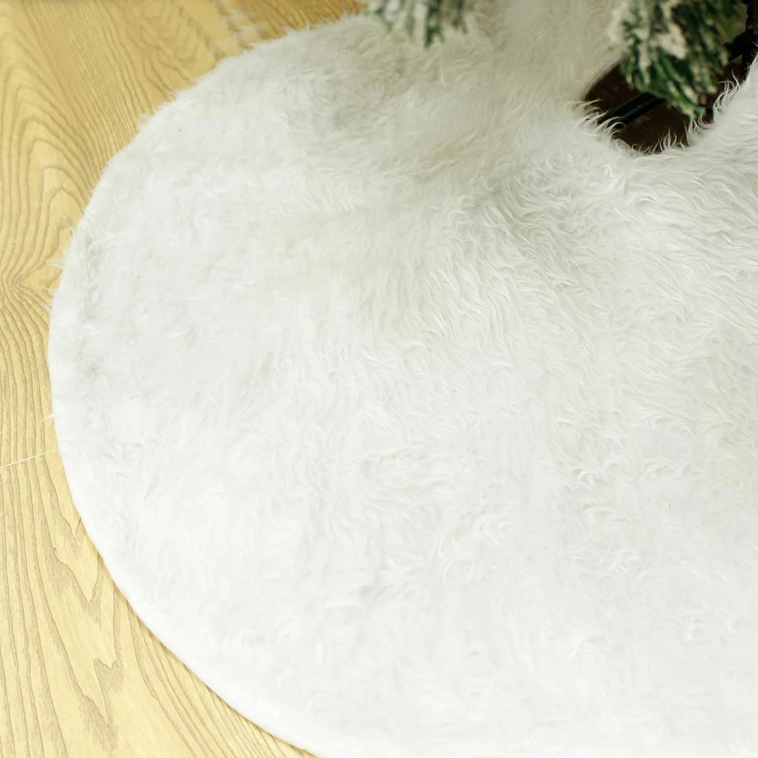 36in Soft Classic Faux Fur Christmas Tree Skirt 5 36in Soft Classic Faux Fur Christmas Tree Skirt - Image 3