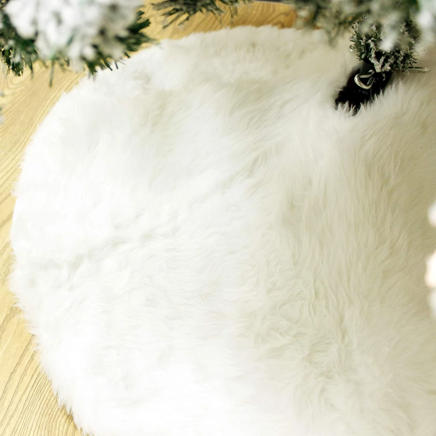 36in Soft Classic Faux Fur Christmas Tree Skirt 4 36in Soft Classic Faux Fur Christmas Tree Skirt - Image 2